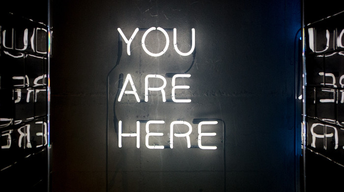 Neon-Werbung YOU ARE HERE