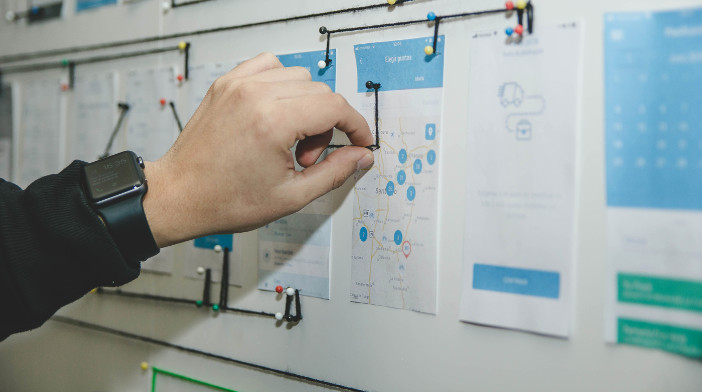 Wireframes an der Wand werden mit Faden verbunden Verlinkungskonzept
