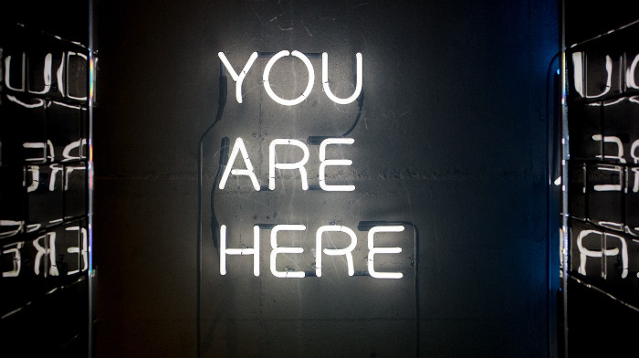 Neon-Schild mit der Aufschrift YOU ARE HERE Neon-Werbung YOU ARE HERE